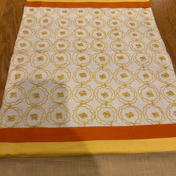 Beautiful table runner - Picture 2 of 3